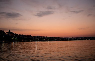 Günbatımı ve gündoğumu altın gökyüzü. şaşırtıcı twilight ile  