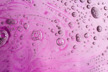 Renkli arkaplan boyunca karalamalar