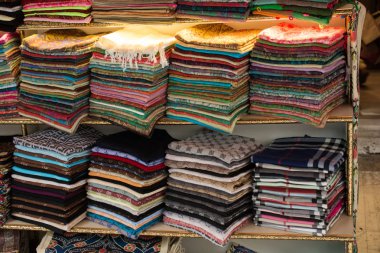 Çeşitli renk ve türü kumaş örnekleri