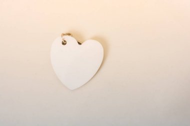 Görünümde kalp şeklinde beyaz nesne