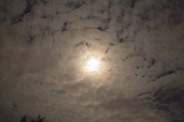 Серые цветные облака частично покрывают небо — стоковое фото