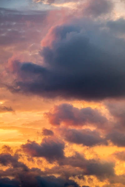 Nubes de color gris cubren parcialmente el cielo — Foto de Stock