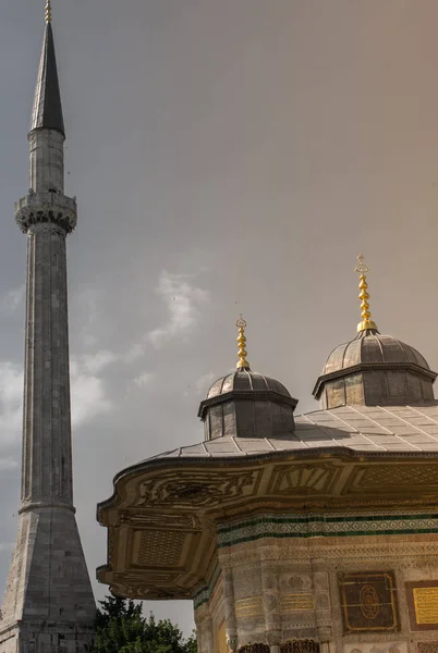 Veduta esterna della cupola nell'architettura ottomana in Turchia — Foto Stock