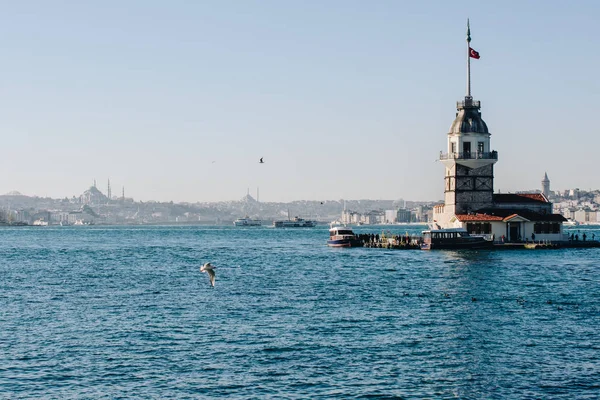 Tour des jeunes filles située à Istanbul — Photo