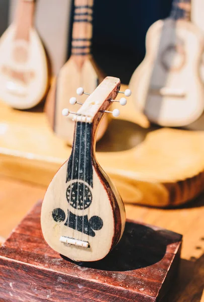  Klasik yaylı müzik aleti Ud