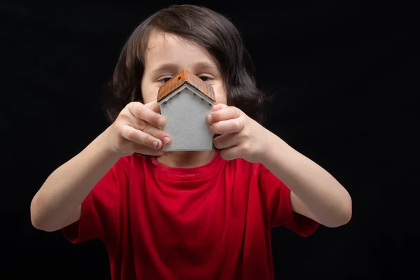 Menino com casa modelo na mão como propriedade e seguro concep — Fotografia de Stock