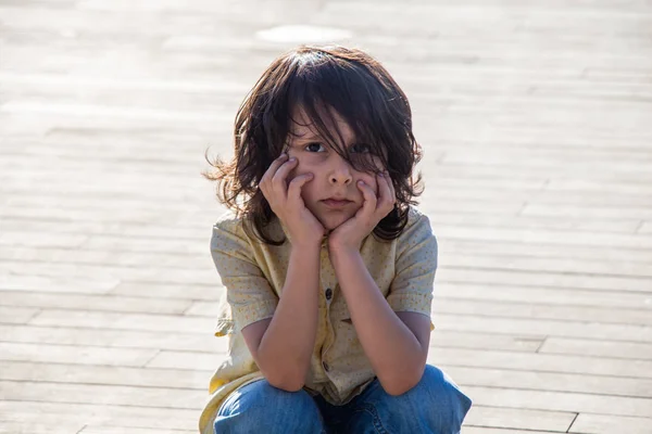 Ritratto bambino triste con emozioni sul viso — Foto Stock