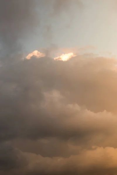 Grå färg moln täcka delvis himlen — Stockfoto