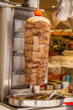 Geleneksel Türk Donör Kebabı veya metal şiş kebap