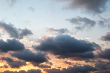 Gri renk bulutlar kısmen gökyüzü kapak 