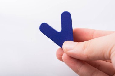 Alfabenin V Harfini Tutan El