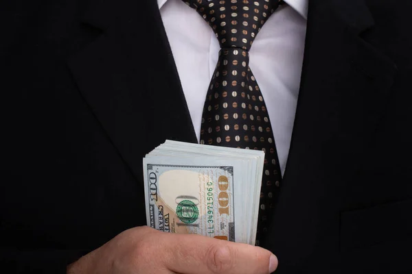 Geschäftsmann hält uns Dollar-Schein-Geld — Stockfoto