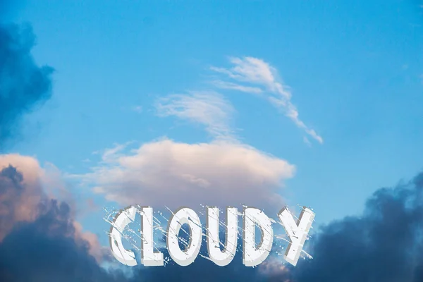 Etichetta nuvolosa e nuvole grigie trovate nel cielo — Foto Stock