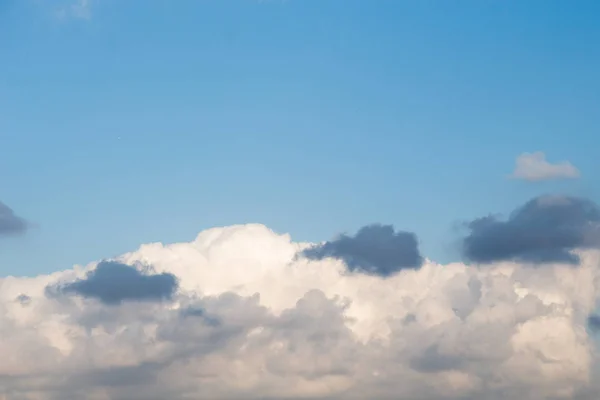 Mörka och grå moln i himlen — Stockfoto