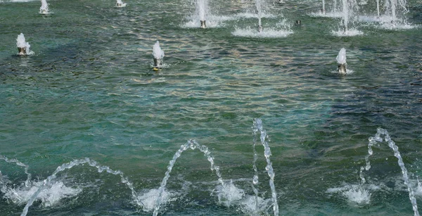 Una fontana di acqua spruzzando acqua in mostra — Foto Stock