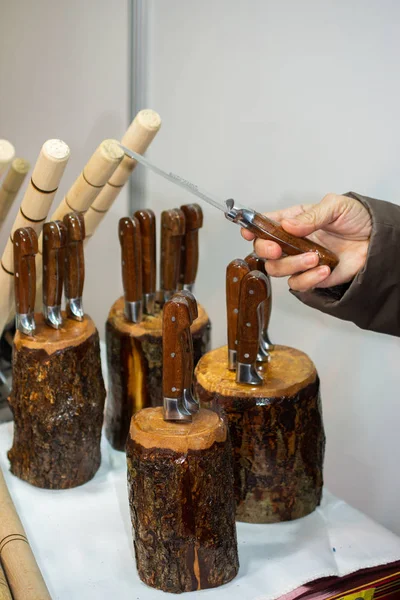 Dřevěné ocelový nůž v zobrazení — Stock fotografie