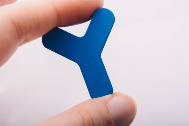 Alfabe'nin Y Harfini Tutan El