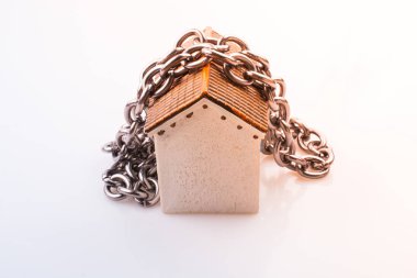 Görünümü küçük bir model ev etrafında zincir