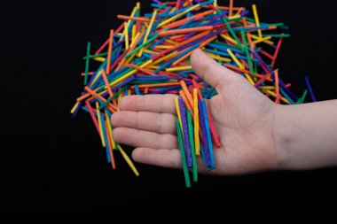 Yaratıcılık için renkli ahşap çubuklarla oynayan çocuk