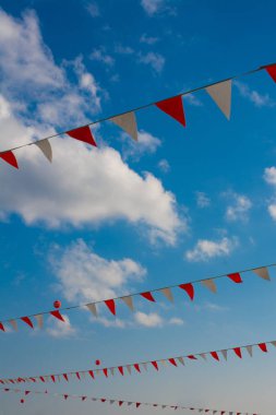 Karnaval, bayram ya da festival için renkli üçgen bayraklar