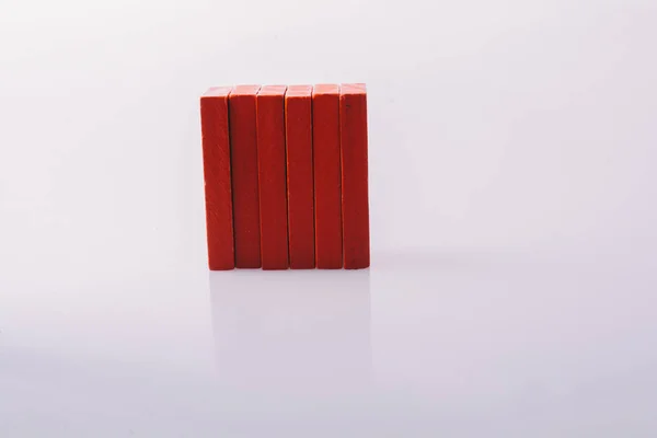 Röd färg dominoblock på vit bakgrund — Stockfoto