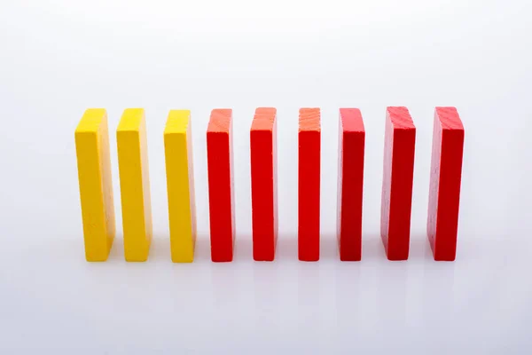 Coloridos bloques de dominó sobre fondo blanco — Foto de Stock