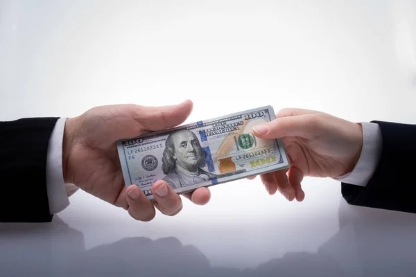 Biznesmen dający i odbierający pieniądze z banknotu dolara — Zdjęcie stockowe
