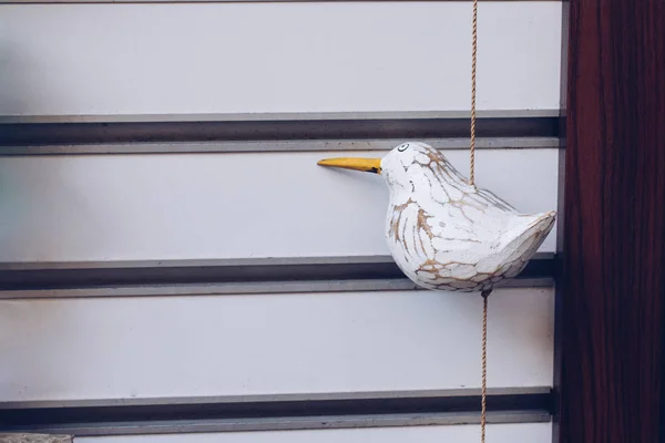 Konstgjord fågel gjord av hantverk element — Stockfoto