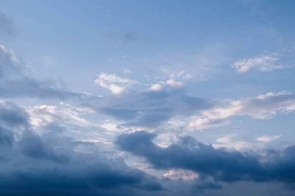 Grå färg moln täcka delvis himlen — Stockfoto
