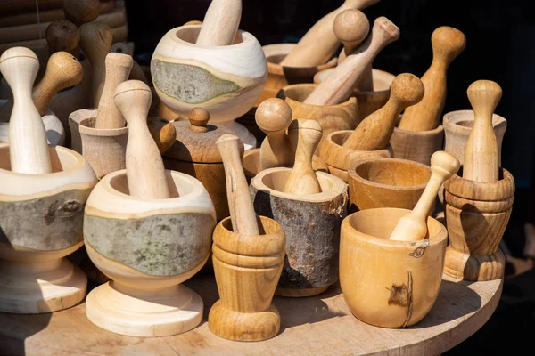 Argamassas e pilões de madeira como utensílios de cozinha — Fotografia de Stock