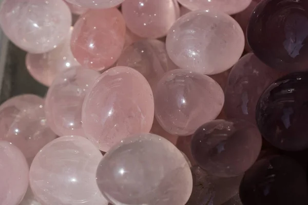 Pierre gemme de quartz rose tumbled comme roche minérale — Photo