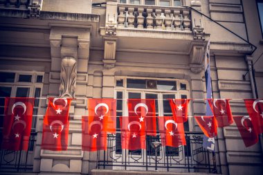 Sokakta bir ip üzerinde Türk bayrağı asmak 