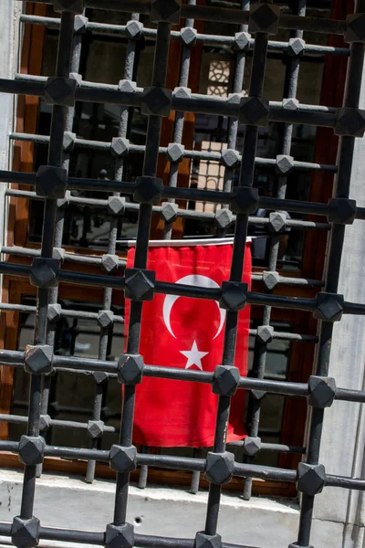 Turkse vlag met witte sterren en maan in beeld — Stockfoto