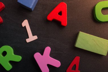 Siyah arka planda sayılar, harfler ve bloklar