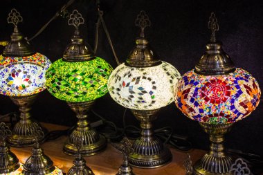 İstanbul, Türkiye 'de Osmanlı tarzı renkli mozaik lambaları.