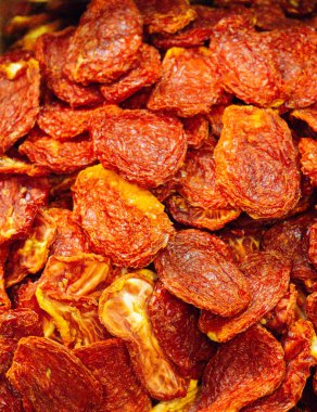 Kurutulmuş kırmızı domatesler satışta.