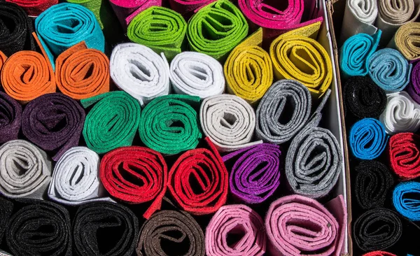 Desítky barevných textilií najede v zobrazení — Stock fotografie