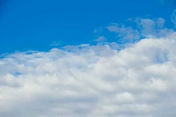 Witte kleur wolken dekken de blauwe hemel — Stockfoto