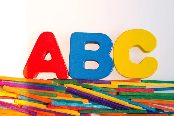 A, B i C drewniane litery alfabetu dla koncepcji uczenia się — Zdjęcie stockowe