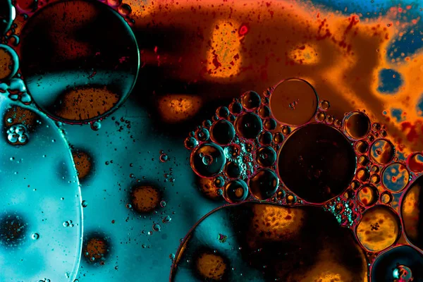 Macro shot di emulsione di olio d'acqua su sfondo colorato — Foto Stock