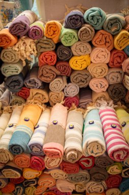 Çeşitli renk ve türü kumaş örnekleri