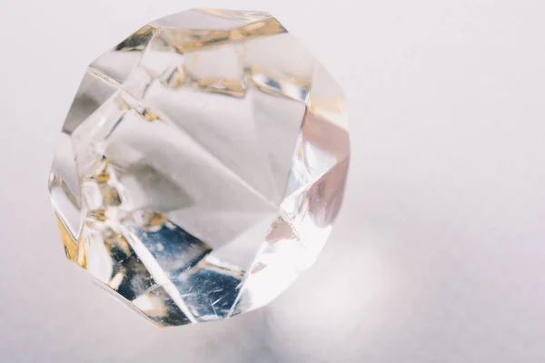 Un diamante transparente sobre un fondo blanco — Foto de Stock
