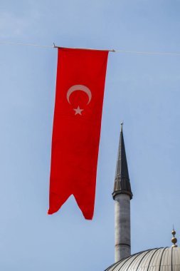 Beyaz yıldız ve aylı Minare ve Türk ulusal bayrağı 
