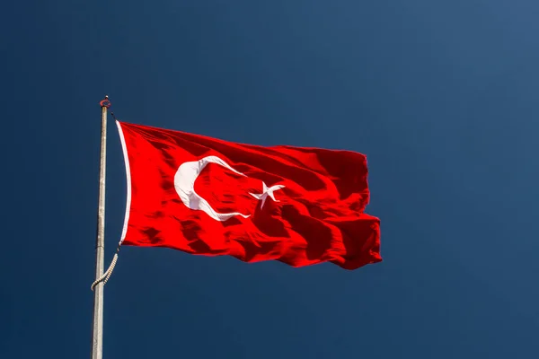 하늘에 흰 별 과 달이 떠 있는 터키 국기 — 스톡 사진