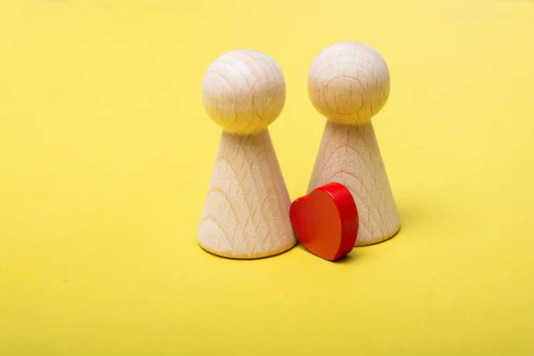Kształty serca i drewniane figurki ludzi jako koncepcja rodzinna — Zdjęcie stockowe