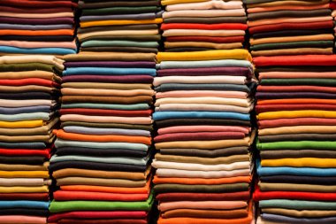 Çeşitli renk ve türü kumaş örnekleri