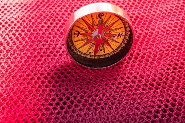 Seyahat etme ve hayatınızı bulma konsepti olarak pusula 