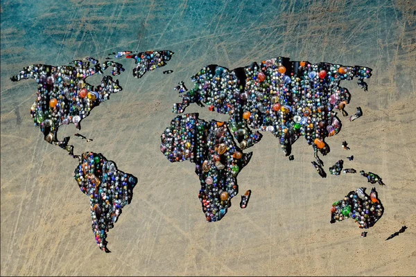Грубо викладена карта світу з барвистою начинкою з бісеру — стокове фото