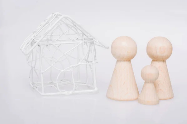 Modelo de casa y figuras de madera de las personas como concepto familiar — Foto de Stock