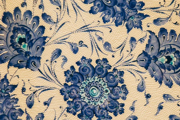 Handgefertigte türkische Fliesen im osmanischen Stil mit floralen Mustern — Stockfoto